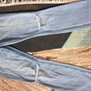 Women’s skinny legging destroyed denim 👖